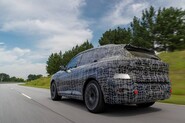 BMW iX5 už jezdí po silnicích, dostane rekordně velkou baterii