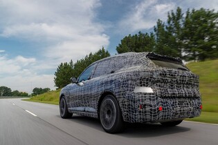 BMW iX5 už jezdí po silnicích, dostane rekordně velkou baterii