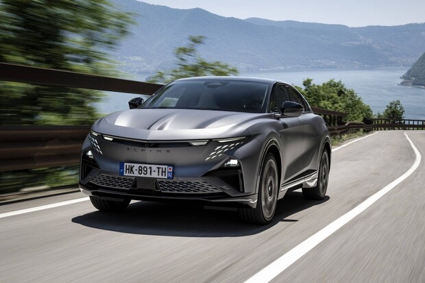 Alpine A390 GTS má 470 koní, tři motory a stovku za 3,9 sekundy