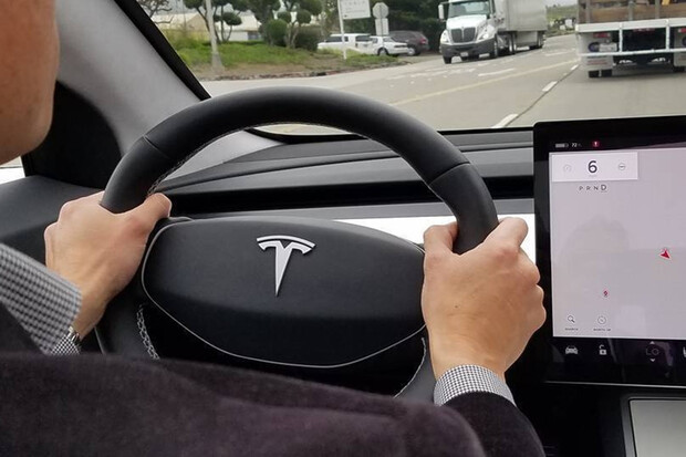 Tesla softwarově zlepšila parkovací kameru u Modelu 3
