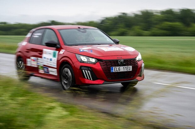 Peugeot TotalEnergies míří do Litvy. Českou posádku čeká premiéra na šotolině