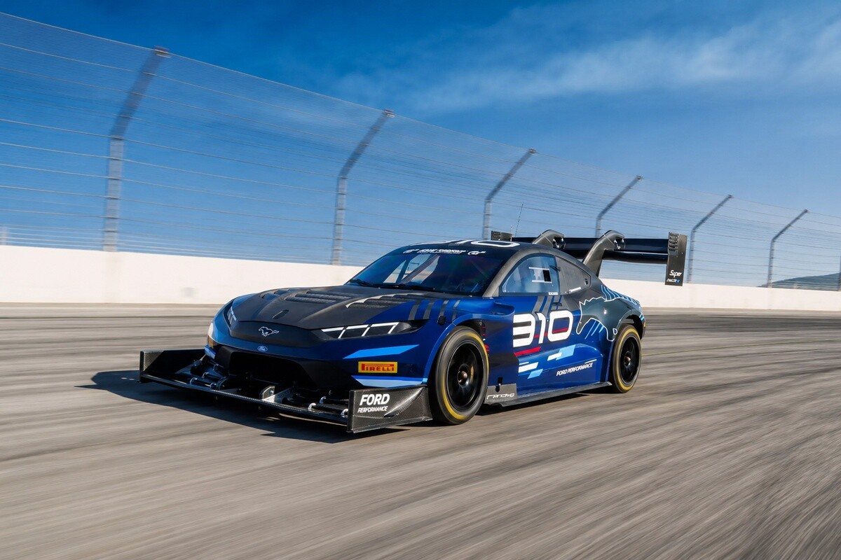 Elektrický Ford Mustang Mach-E ovládl Goodwood. Porazil i novou Formuli E