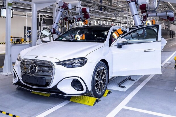 Mercedes-Benz začal vyrábět elektrickou třídu C. O produkci se stará Maďarsko