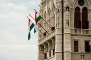Národní zrada v přímém přenosu? Szijjártó po odchodu z vlády míří do BYDu