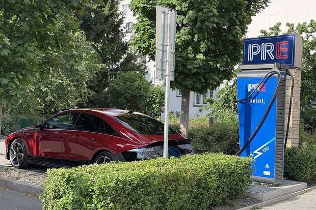 Pražská energetika má za první pololetí dvakrát tolik elektromobilních zákazníků