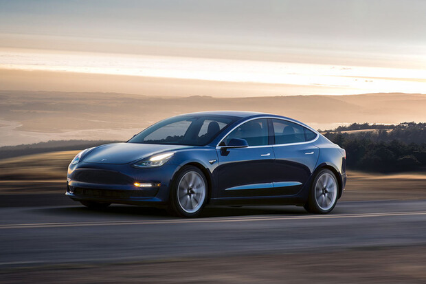 Tesla má nový systém. Láká na autonomní připarkování