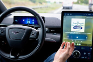 Ford přidává k jízdě bez rukou meditace. Řidič ale nesmí přestat dávat pozor
