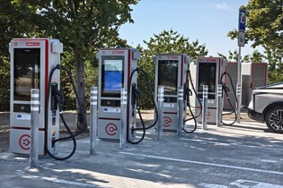 Na D11 vyrostl nový nabíjecí hub Orlenu.se šesti stojany a 300 kW