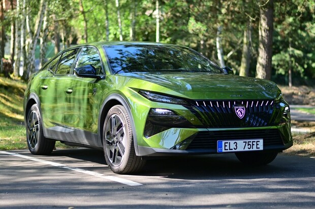 Testujeme faceliftovaný Peugeot E-408. Podívejte se, jak mu to sluší