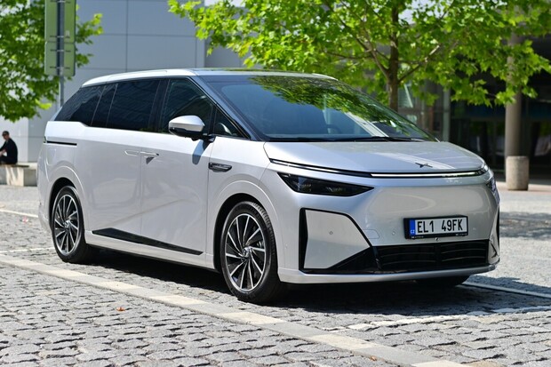 Testujeme XPENG X9. Obří luxusní obývák se nabije za 12 minut
