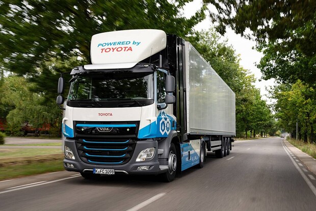 Toyota se přidává k Volvu a Daimleru. Společně urychlí vývoj vodíkových kamionů