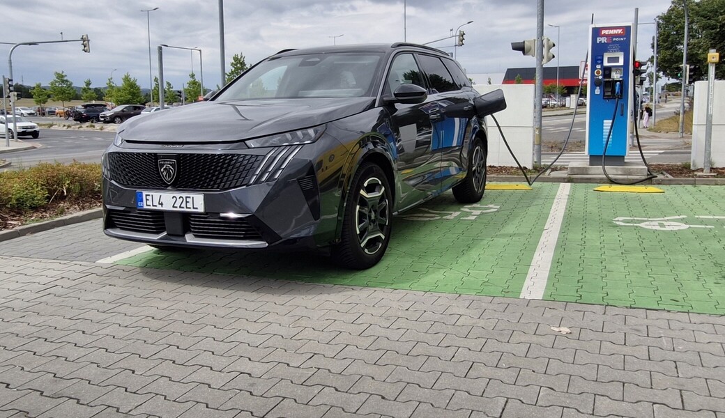 Jak moc úsporný je Peugeot E-5008 Long Range?