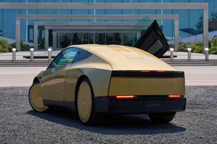 Tesla ukázala první Cybercab s integrovaným Starlinkem