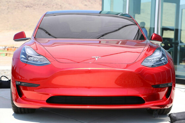 Tesla Model 3 ujede reálně přes 500 kilometrů na jedno nabití