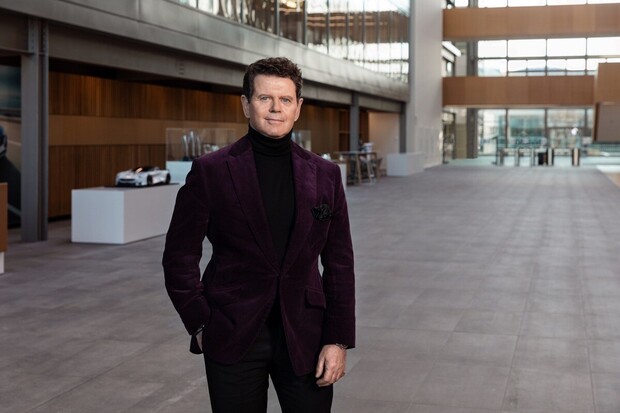 Jaguar schytal výsměch za „woke“ reklamu. Teď promluvil muž, který za ní stál