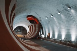 Dongfeng zopakoval kontroverzní reklamu Mercedesu. SUV obrátil vzhůru nohama