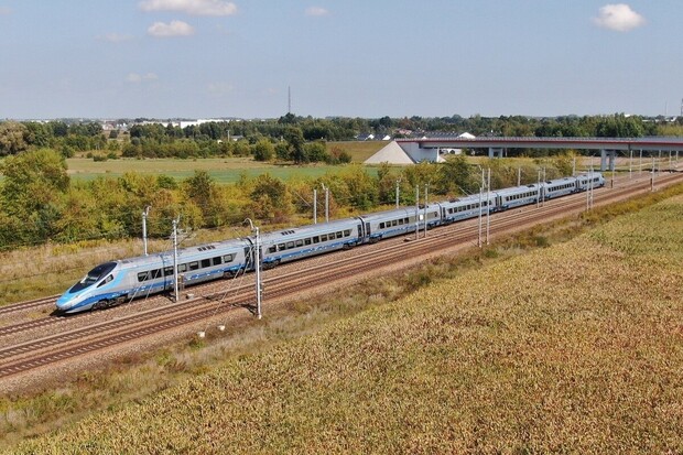 Polské vlaky prolomily další hranici, 250 km/h už není jen sen