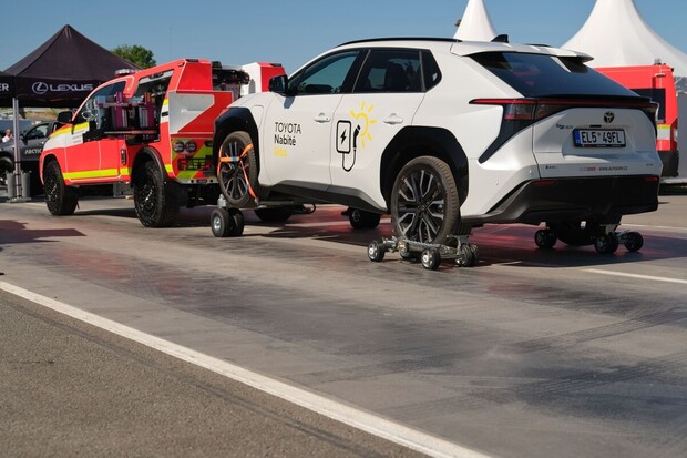 Toyota Hilux vytahuje elektromobily z podzemních garáží