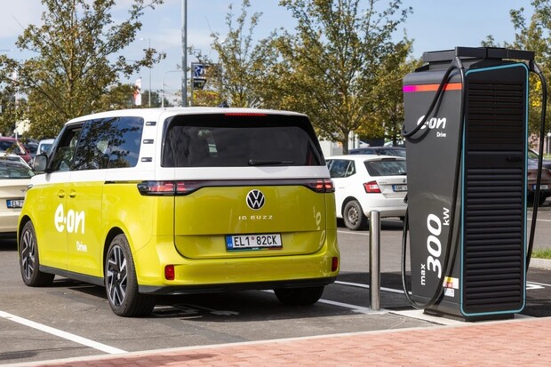 Češi se bojí dojezdu elektromobilů, ukazuje průzkum. Přitom už k tomu není důvod