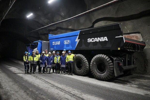 Švédský důl testuje obří elektrické náklaďáky 1,25 km pod zemí