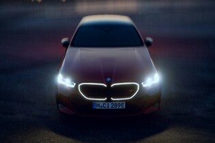 BMW slaví. Vyrobilo dvoumiliontý čistě bateriový elektromobil
