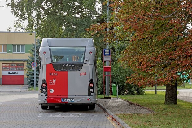 Do pražských ulic vyjel nový typ elektrobusu. Nabíjí se jinak, než ty dosavadní