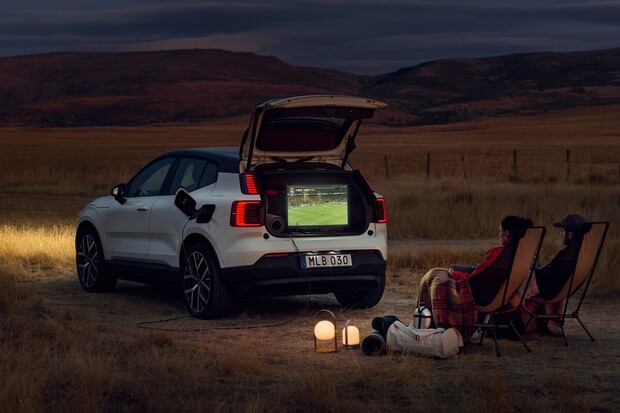 Volvo EX30 nově dokáže napájet spotřebiče až 3 kW