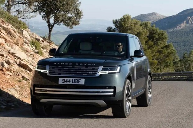 Elektrický Range Rover dnes vstoupil do prodeje. Konkurenci nedaruje vůbec nic