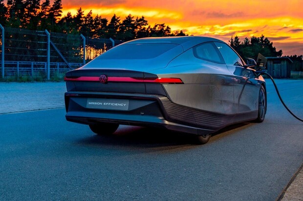 Volkswagen představil převratnou studii elektromobilu. Jezdí za 7,5 kWh na 100 km