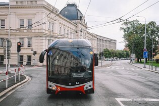 Hradecká MHD dostává nové trolejbusy. Zvládnou jezdit i bez trolejí