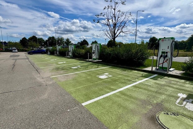 Tábor dostává ultrarychlý dobíjecí hub. Elektromobilům nabídne až 180 kW
