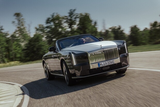 Rolls-Royce trápí elektrický kabriolet. Kašmírovou střechu peče při 80 °C