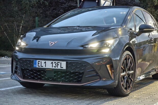 Testujeme novou Cupru Born VZ. Elektrický hot hatch dospěl