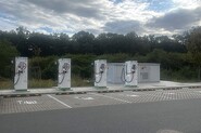 Úvaly dostaly čtyři ultrarychlé dobíječky s výkonem až 320 kW