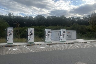 Úvaly dostaly čtyři ultrarychlé dobíječky s výkonem až 320 kW