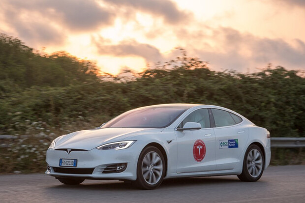 Dojezd Tesly Modelu S opět překonán. Ani na plnou nádrž možná tolik neujedete