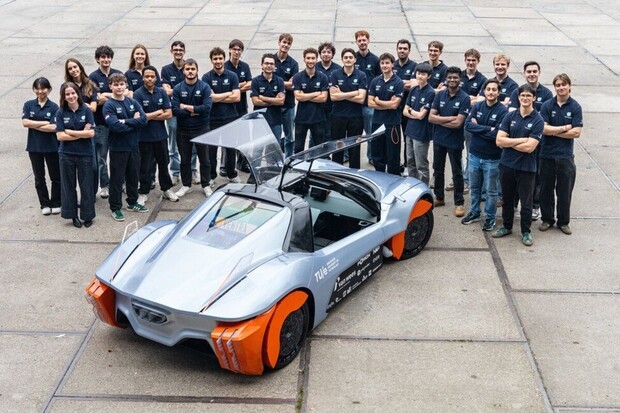Studenti postavili elektromobil, který zachytává částice z pneumatik