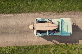 Electric Moke Mk2 dostal dvojnásobný dojezd. Už dojede i z pláže zpět 