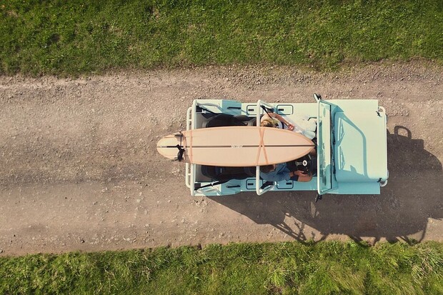 Electric Moke Mk2 dostal dvojnásobný dojezd. Už dojede i z pláže zpět 