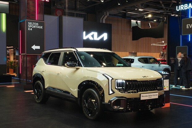 Kia přivezla do Paříže nové hybridní SUV. Seltos nabídne i pohon všech kol