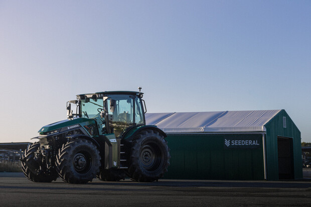 Konec nafty na farmách? Francouzi představili elektrický traktor nové generace