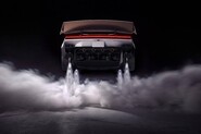 Tesla Roadster už není jen mýtus. Létala před kamerou a předváděla netopýra – Oficiální premiéra