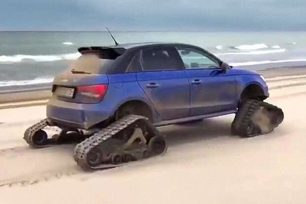 Netradiční Audi S1 driftuje v písku. Jde mu to jako po másle