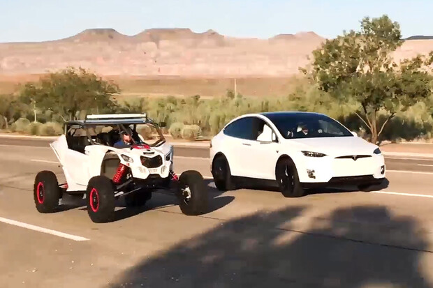 Když si kluci hrají... Elektrické SUV Tesla vs. spalovací bugina Can-AM