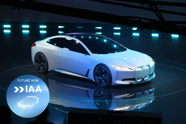 BMW představilo čtyřdveřové i8, jezdí čistě na elektřinu