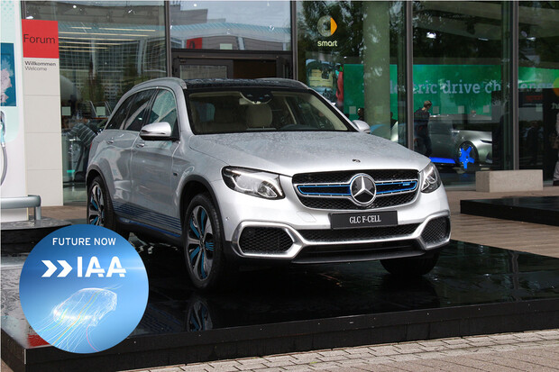 Mercedes ukázal vodíkovo-bateriový elektromobil. Říká mu GLC F-CELL