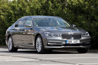Facelift plug-in hybridního krále BMW 740e rapidně zvýší výkon i dojezd