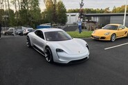 Porsche Mission E poprvé v divočině. S fotkami přichází i další údaje