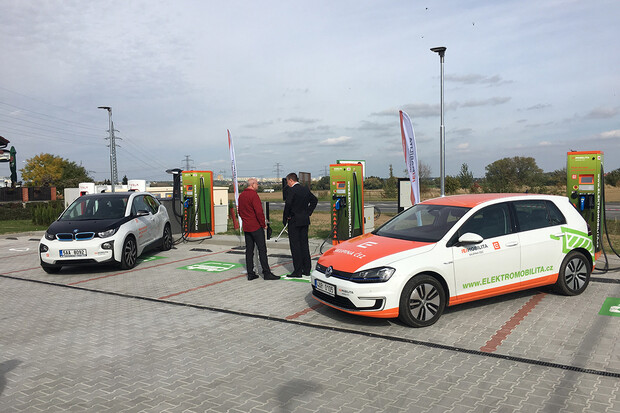 ČEZ ve spolupráci s ABB postavil nové nabíjecí stanice. Kde je najdeme?