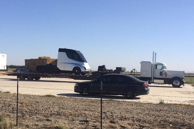 Kamion Tesly poprvé spatřen. Vypadá stejně jako na teaseru